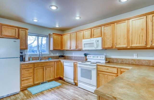 Quaint craftsman home across from park and river!