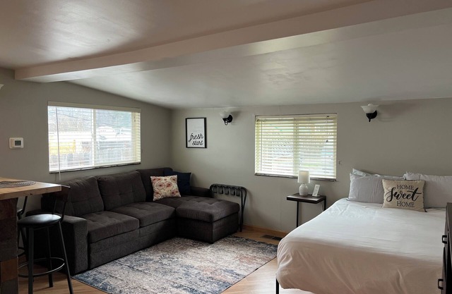 Quaint Downtown Studio 4 blocks off Main