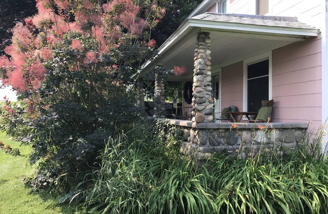 Quaint Farmhouse near Great Lakes