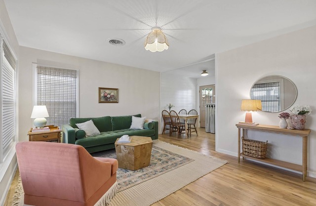 Quaint Fort Worth Cottage near TCU, Dickies Arena, & Stockyards