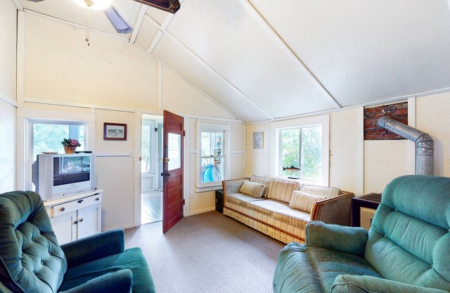 Quaint, friendly cottage with lakefront location & water views