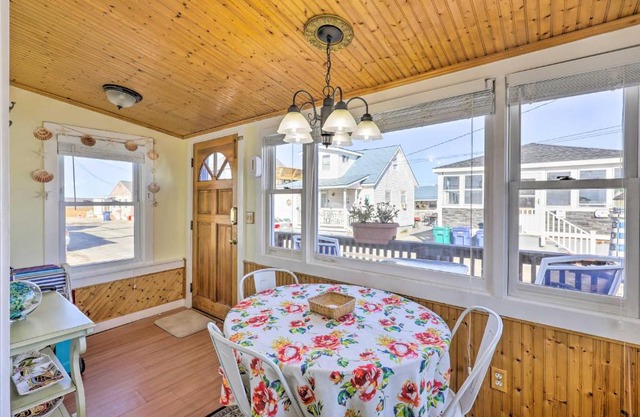Quaint Hampton Villa - Walk to Beach and Dining