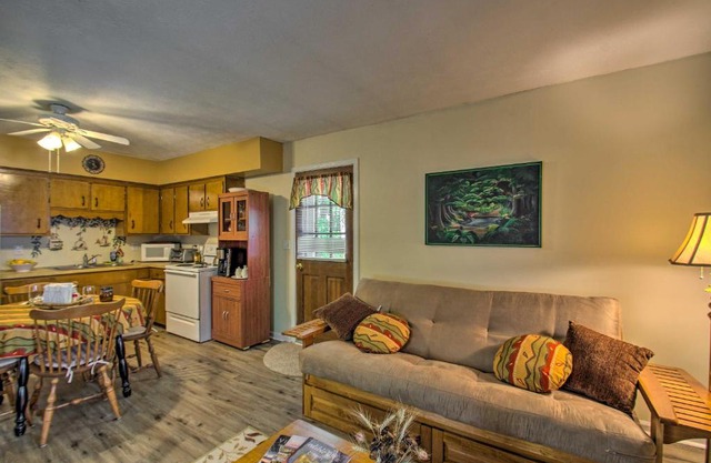 Quaint Hinton Hideaway - Hunt and Fish Nearby!