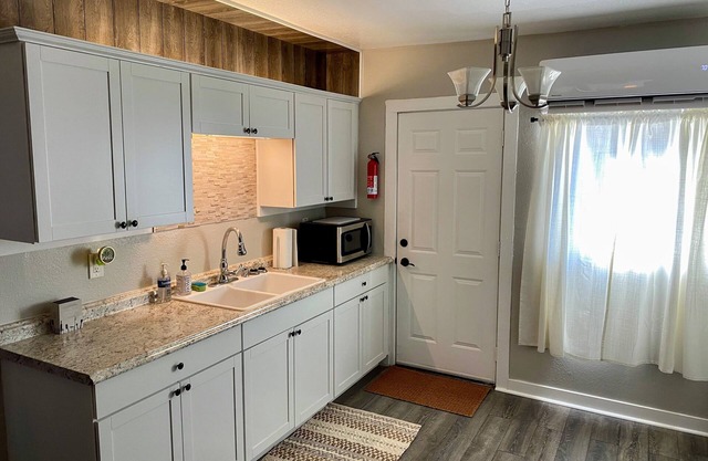Quaint Historic 1914 Cottage