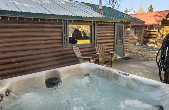 Urige historische Hütte mit Whirlpool und WiFi, diese gemütliche Hütte ist eine kurze Entfernung von der Innenstadt und t