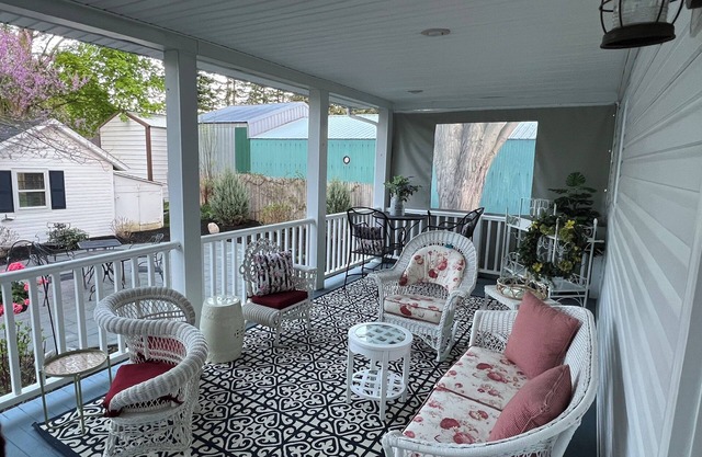Quaint historic home in the heart of Bemus Point Village- a stroll to the water!