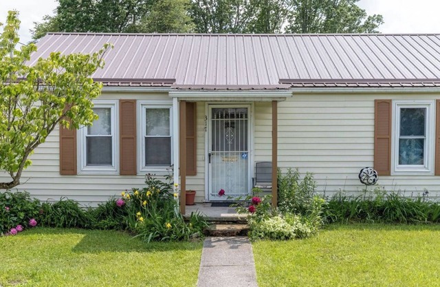 Quaint home in Oak Hill, Conveniently Located.