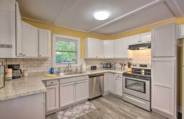 Quaint Home w/ Deck + Grill - Mins to Lake Fork!
