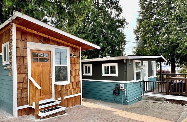Quaint Home with Water Views and Close to the Beach!
