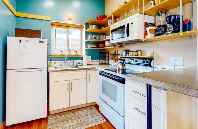 Quaint home with yard & firepit - walk to Greenbelt & downtown