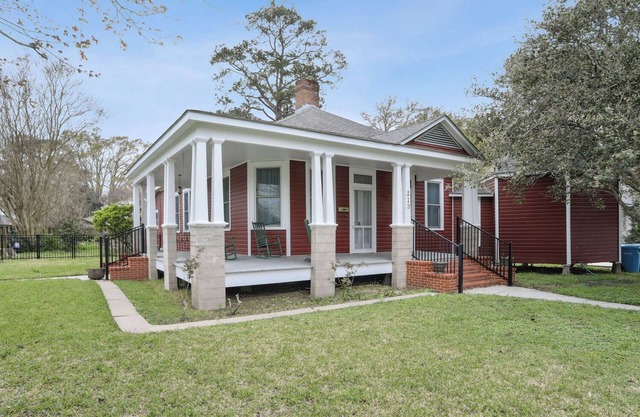 Quaint house in the Historic town of New Roads. Close to everything!