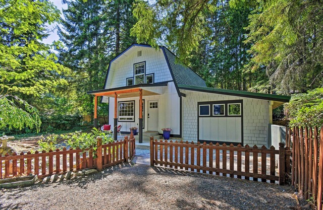 Quaint Lake Cushman Cottage w/ Private Access!