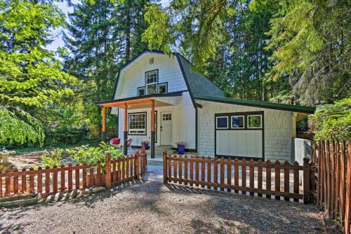 Quaint Lake Cushman Cottage with Private Access!