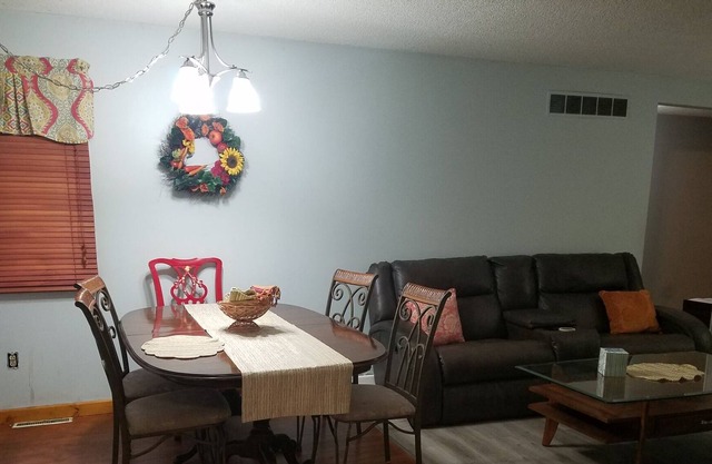 Quaint lake house, minutes walk to beach and brew pub. Sleeps 8.