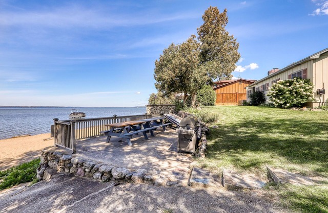 Malerisches Haus am See w / einem großen Hof, Sandstrand, nur wenige Minuten in die Stadt!