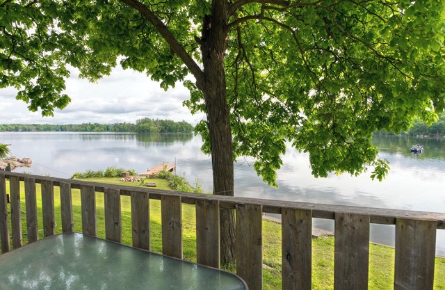 Quaint Lakeside Getaway: 2-Bedroom Cottage, Steps from the Water!