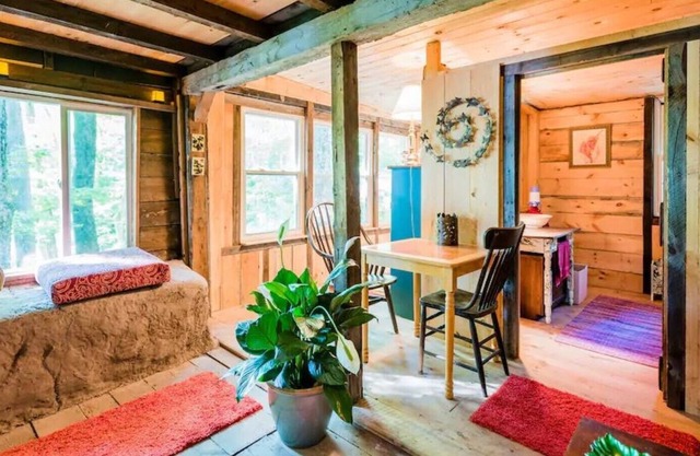 Quaint Lakeside Cabin
