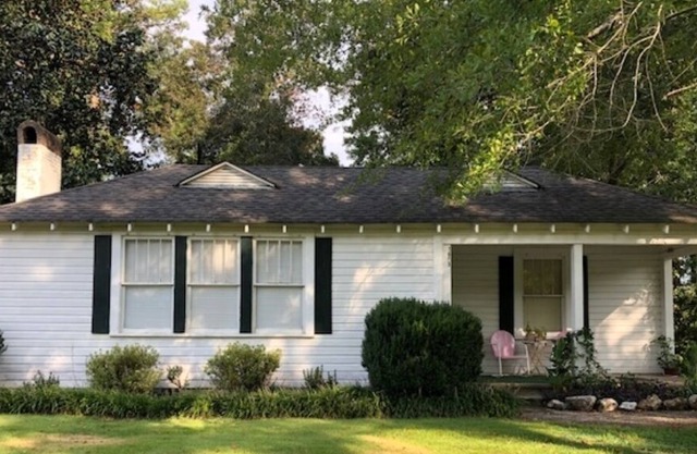 Quaint little cottage in the country, minutes from the University of Montevallo