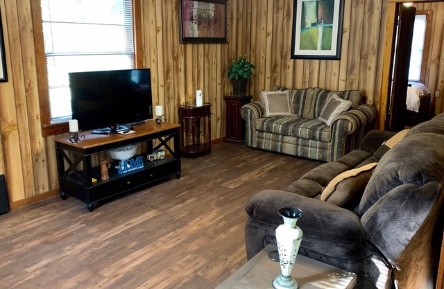 Quaint little farmhouse minutes away from Greers Ferry Lake