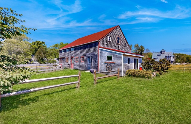 Quaint Maine apartment with water views, well-equipped kitchenette, deck, & AC