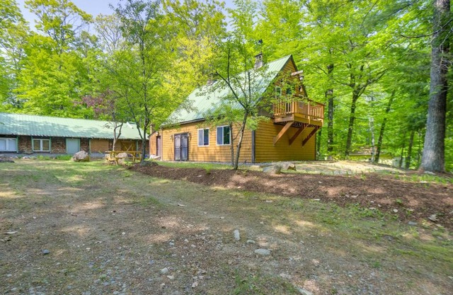 Quaint Naples Cottage Walk to Trickey Pond and Cove