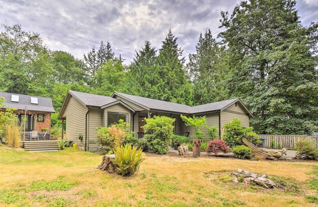 Quaint Northwestern Home w/ Beach Access!