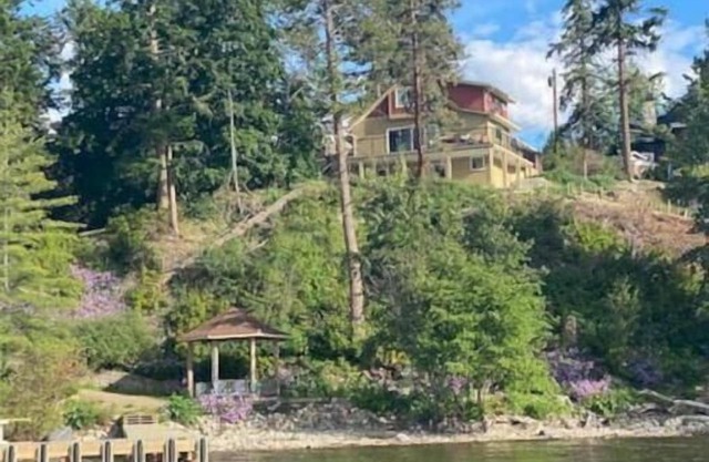 Quaint Okanagan Lake lifestyle.