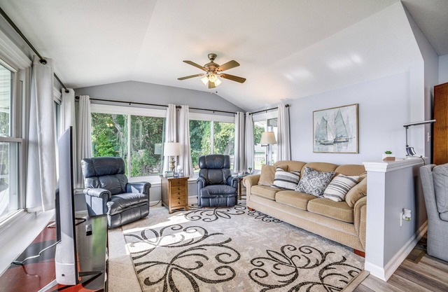 Quaint Olivet Cabin w/ Patio on Duck Lake!