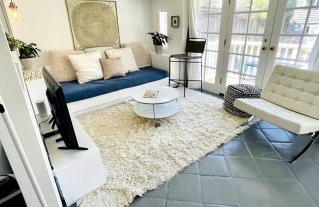 Quaint Parkside, Trailside, Walk-to-town Cottage