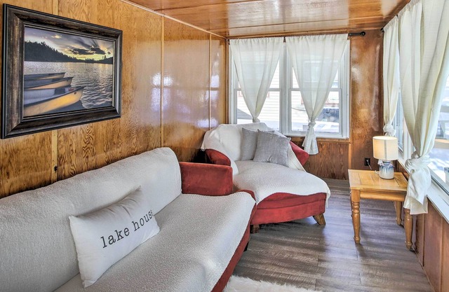 NEW! Quaint & Pet-Friendly Cabin on Shawano Lake!