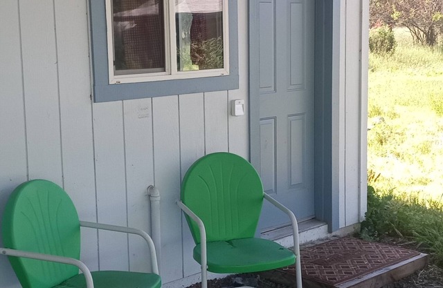 Quaint pet friendly studio with AC and WiFi on a 20 acre parcel in Upper Lake