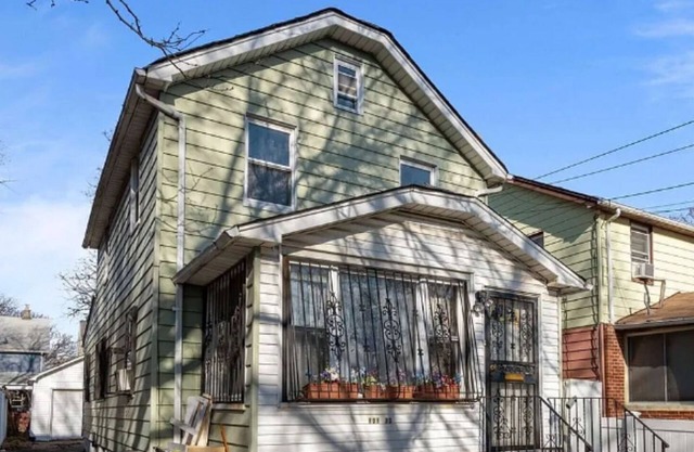 Quaint private room in charming queens