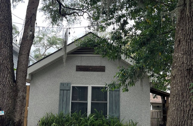 Quaint, quiet tabby cottage under the live oaks Mid Island St. Simons Near Food