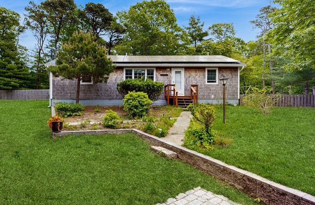 Quaint, ranch style home in Oak Bluffs with central air