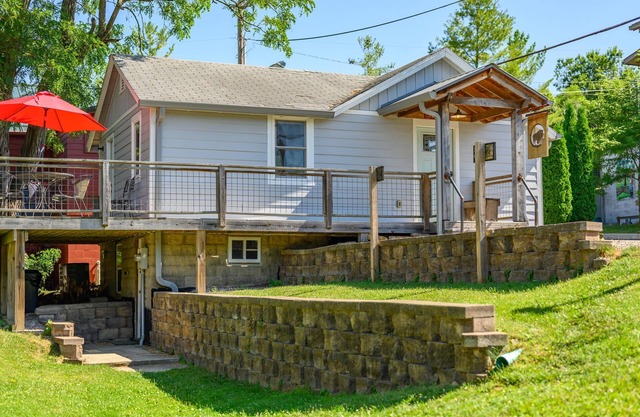 Quaint renovated cottage in Nashville, hot tub!
