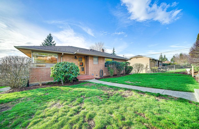 Quaint Renton Home ~ 15 Mi to Downtown Seattle!