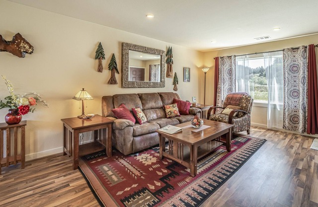 Quaint Retreat Near Town w/ Gas Grill, Deck & Free WiFi - State Parks Nearby