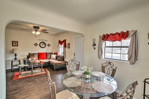 Quaint Roswell Retreat about 1 Mi to Main Street!