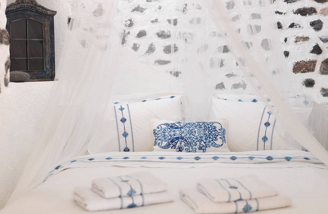 Quaint Santorini Villa | Blue House | 1 Bedroom | Perfect Romantic Couples Getaway | Exo Gonia