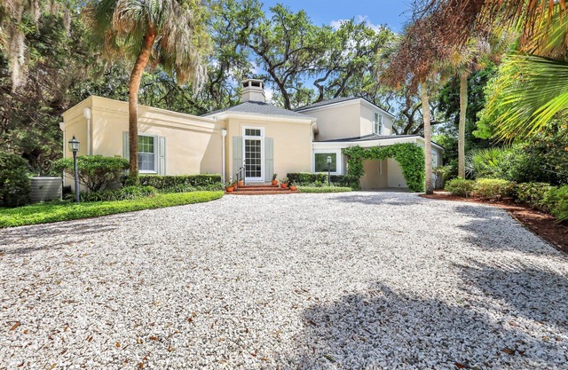 Quaint Sea Island Cottage, w/Pool, 4 Bedroom, Recently Renovated + Decorated