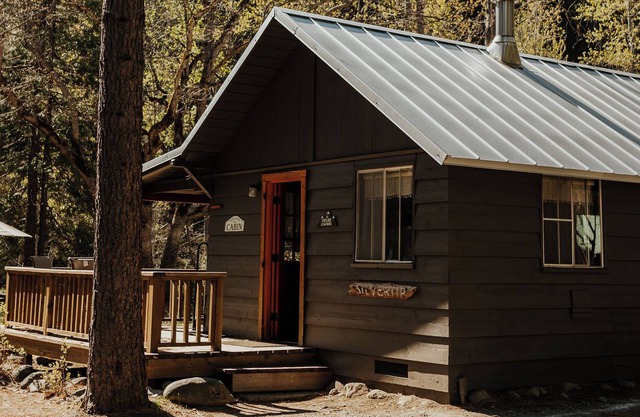 Quaint Silvertip Cabin on Coffee Creek in Trinity Alps