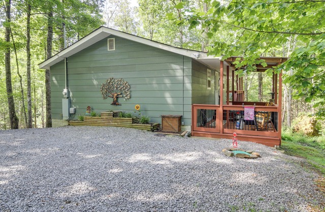 Cottage w / Deck-4 Meilen zu Great Smoky Mountains!