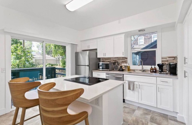 Quaint South Hill Home w/ Luxury King Bed & Wifi!