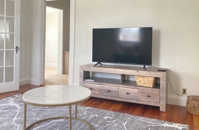 Quaint/Spacious 2 Bedroom Condo with free parking