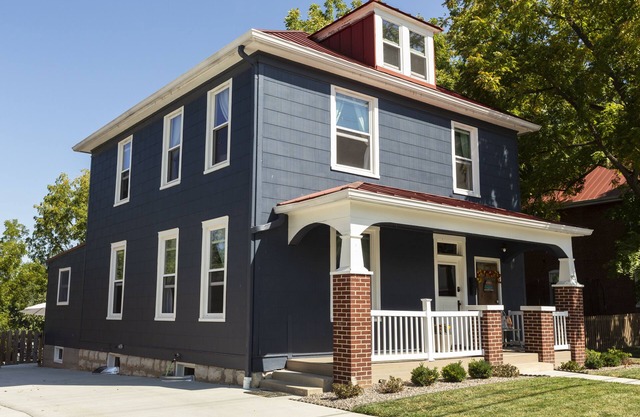 Quaint & spacious family-friendly home with pool near Missouri wine trail
