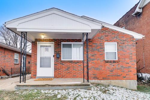 Quaint St Louis Home about 6 Mi to Downtown!