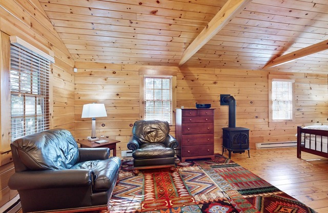 Quaint studio cabin near hiking trails with gym & pool table - dog-friendly