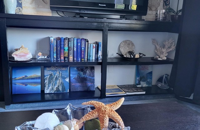 Quaint Tudor Retreat - pet friendly, ocean view, minutes from beach