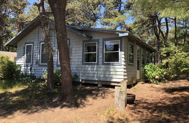 Uriges Zwei-Schlafzimmer Lakeside Cottage # 18 mit abgeschirmten Veranda in Chatham
