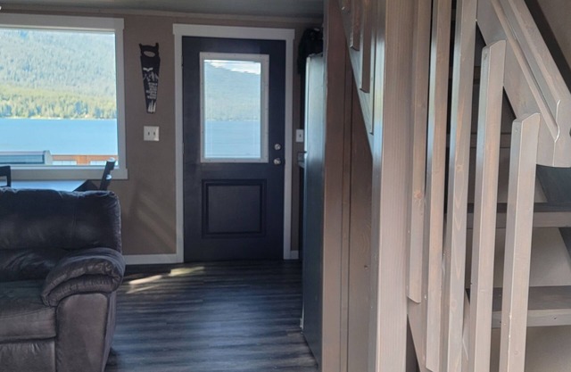 Quaint, two bedroom cabin, On Lake Quinault."